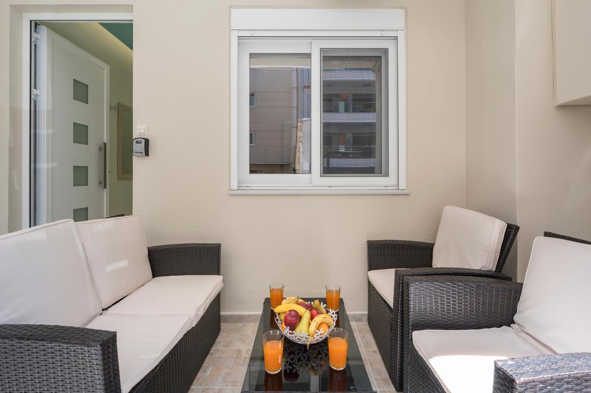 Luxury Pearl, Steps To The Khania